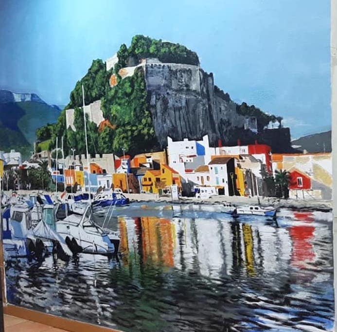 Mural del Castillo de Dénia y el barrio de Baix la Mar visto desde el puerto