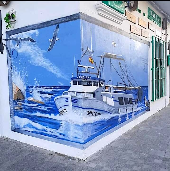 Mural de un barco pesquero regresando a puerto en la plaza Mariana Pineda de Dénia