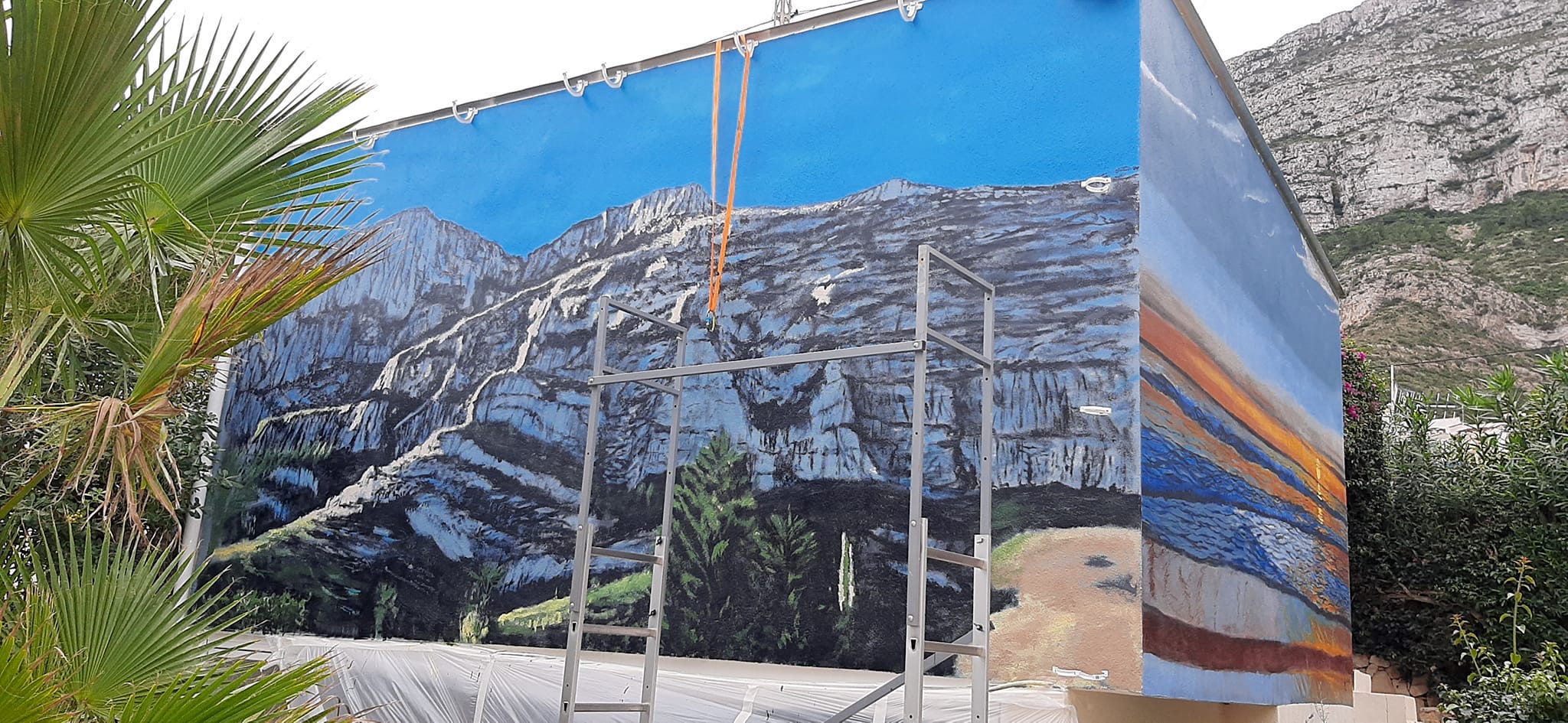 Mural del Montgó pintado por Daniel García en la fachada de una vivienda
